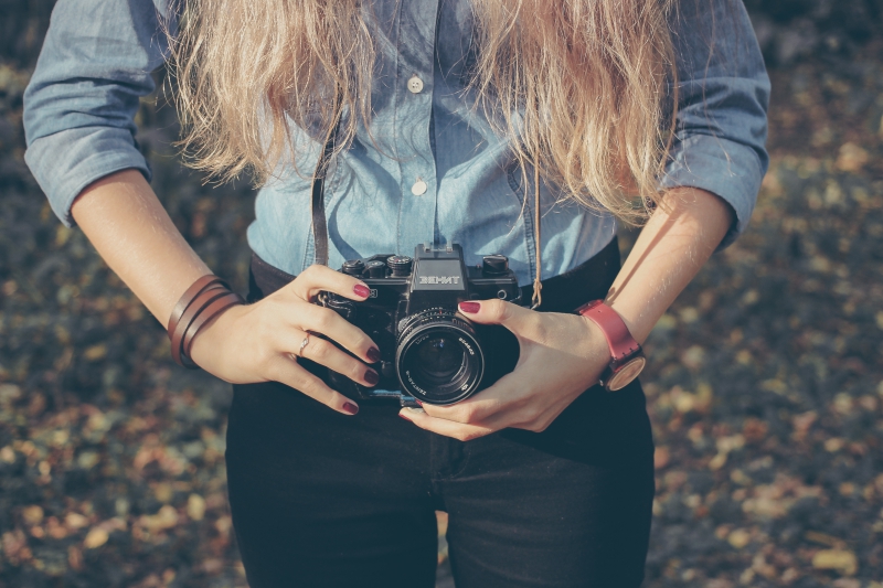 photographe-VALBONNE-min_hand-person-girl-woman-camera-photography-614-pxhere.com